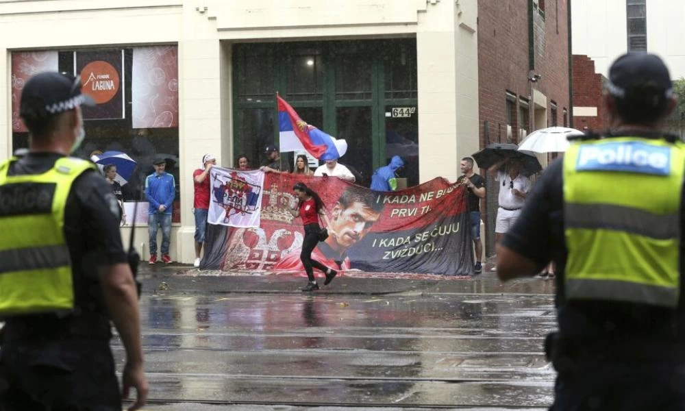 Τζόκοβιτς: Από το αεροδρόμιο σε ξενοδοχείο καραντίνας στη Μελβούρνη και από εκεί στις δικαστικές αίθουσες